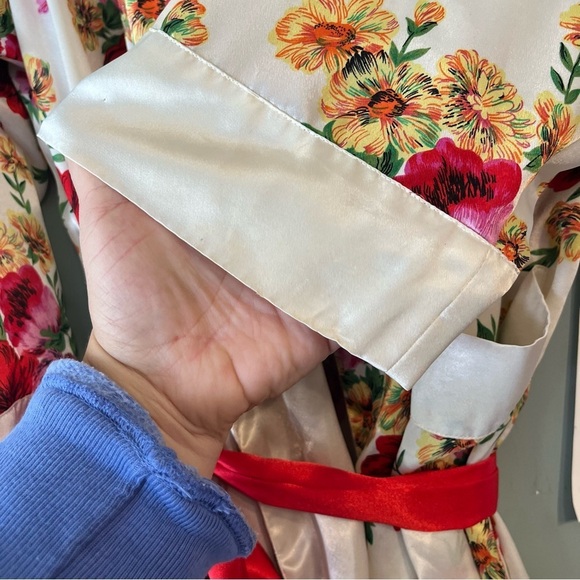 Vintage Gold Label Victoria Secret ivory red floral robe size Large - Picture 16 of 16